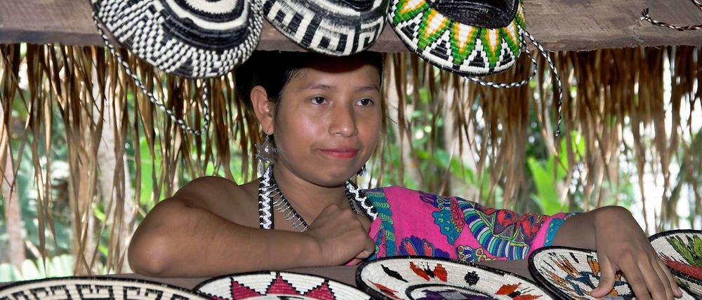 Dschungel-Souvenirs. Die Emberá im beinah unzugänglichen Grenzgebiet zwischen Panama und Kolumbien bieten Kunsthandwerk an.