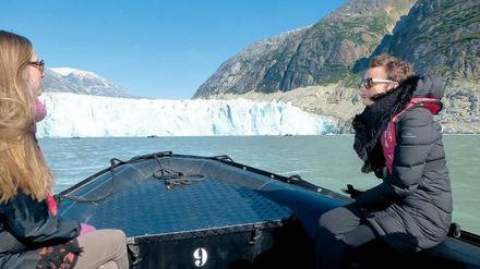 Kurs Abbruchkante. Mit dem Schlauchboot geht es vom Schiff aus ganz nahe an den Dawes Gletscher heran. Für die Passagiere nur e i n Höhepunkt der Alaska-Reise. 
