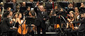 Daniel Barenboim mit dem West-Eastern Divan Orchestra in der Berliner Waldbühne am Samstag.