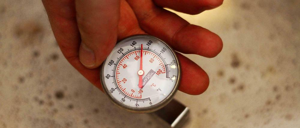 Beim Maischen kommt es darauf an, die richtige Temperatur zu halten.