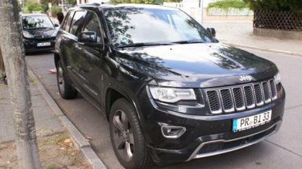 Die Polizei sucht nach den Schüssen am Olivaer Platz diesen schwarzen Jeep Grand Cherokee mit Kennzeichen PR-BI 33.