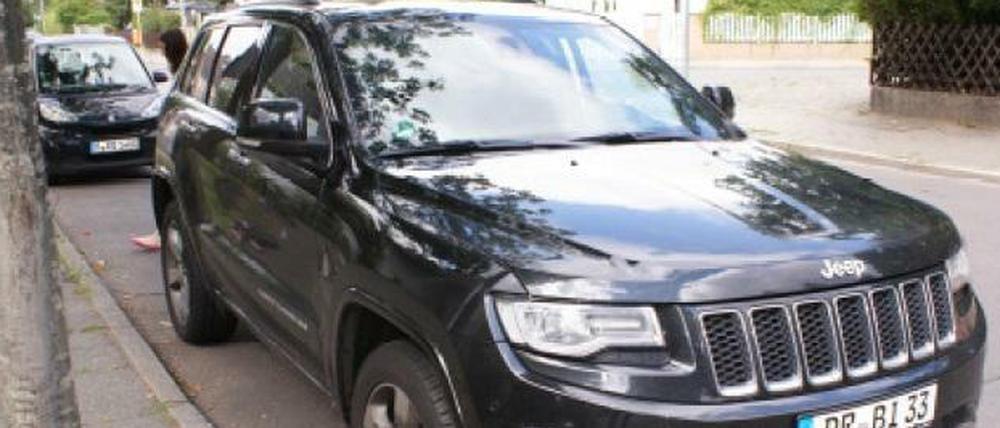 Die Polizei sucht nach den Schüssen am Olivaer Platz diesen schwarzen Jeep Grand Cherokee mit Kennzeichen PR-BI 33.