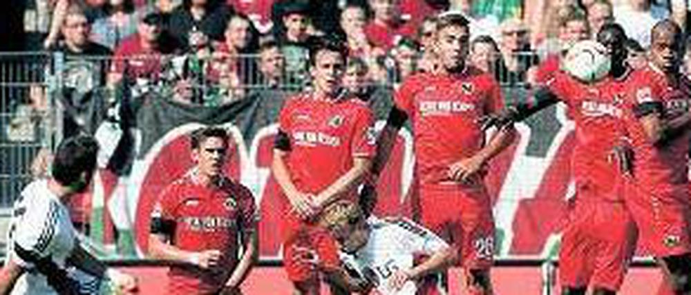 Identifiziertes Flugobjekt. Dem Mittelfeldspieler Hakan Calhanoglu gelingt mit seinem schönen Freistoß der Siegtreffer für Bayer Leverkusen gegen Hannover 96.