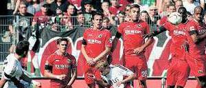 Identifiziertes Flugobjekt. Dem Mittelfeldspieler Hakan Calhanoglu gelingt mit seinem schönen Freistoß der Siegtreffer für Bayer Leverkusen gegen Hannover 96.