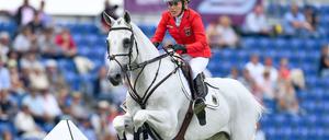 Schöner Schimmel. Zum Auftakt der Springreit-EM in Aachen blieb Michaels-Beerbaum auf Fibonacci fehlerfrei.