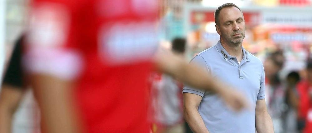 Vergangenheit und Gegenwart. Unions Trainer Norbdert Düwel ärgert sich, weil seine Mannschaft schon wieder eine Führung aus der Hand gab.