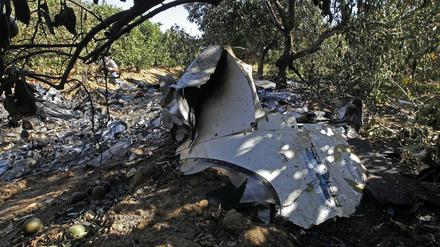 Die Überreste des notgelandeten Leichtflugzeugs auf den Flughafen von Sevilla. Der Pilot war bereits während des Flugs gestorben, die Frau hatte die Notlandung vorgenommen und überlegte schwer verletzt. 