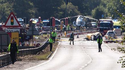 Vollsperrung. Die Schnellstraße mit der abgestürzten Hawker Hunter.
