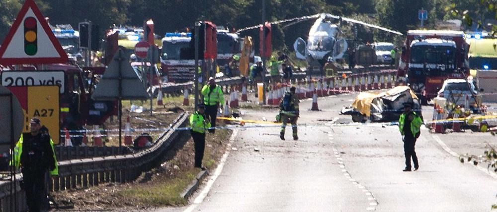 Vollsperrung. Die Schnellstraße mit der abgestürzten Hawker Hunter.