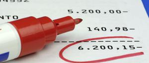 Wer ins Minus rutscht, zahlt je nach Bank kräftig drauf.