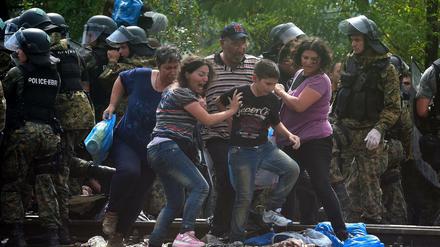 Flüchtlinge durchbrechen eine Polizeisperre an der griechisch-mazedonischen Grenze. Seit Tagen mussten Menschen im Niemandsland zwischen den beiden Ländern ausharren.