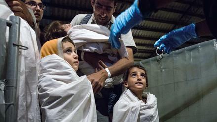 Registrierung von Flüchtlingen in einer Erstaufnahmestelle. Behörden und Freiwillige arbeiten in Hand in Hand. Trotzdem klappt in vielen deutschen Städten die Versorgung der Flüchtlinge nur unzureichend.
