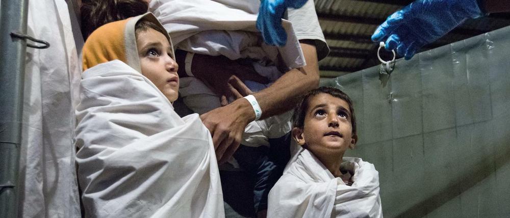 Registrierung von Flüchtlingen in einer Erstaufnahmestelle. Behörden und Freiwillige arbeiten in Hand in Hand. Trotzdem klappt in vielen deutschen Städten die Versorgung der Flüchtlinge nur unzureichend.