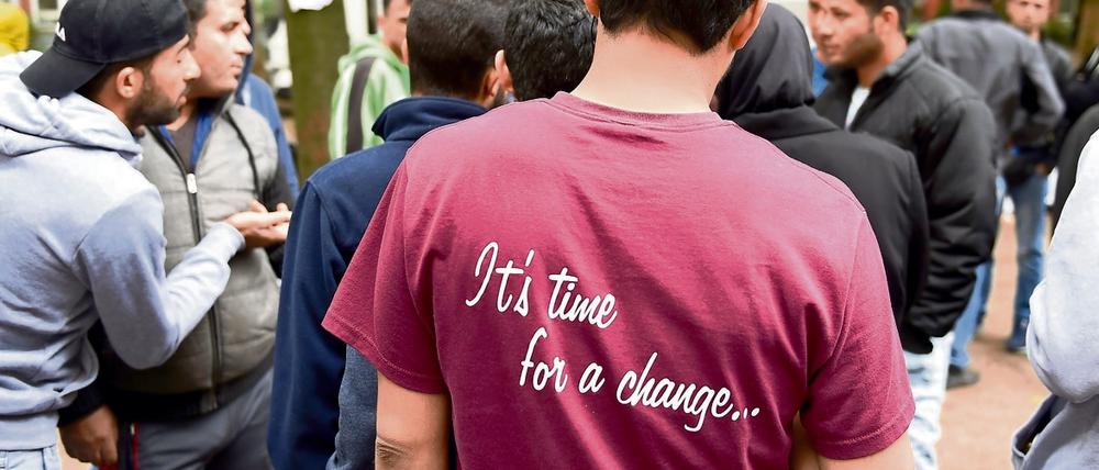 Lange Schlangen. Auch am Dienstag waren wieder hunderte Flüchtlinge auf dem Gelände des Lageso.