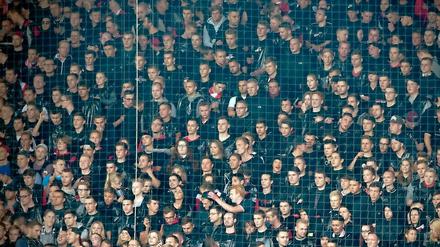 Gestern schwarz, heute rot: die Protestaktionen der Union-Fans gegen RB.