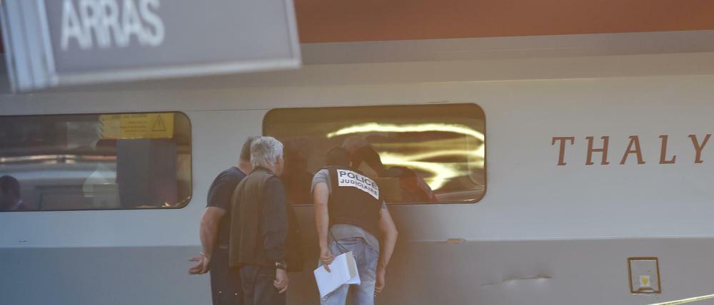 Der Thalys steht nach der Schießerei nun im Bahnhof der nordfranzösischen Stadt Arras und wird kriminaltechnisch untersucht.