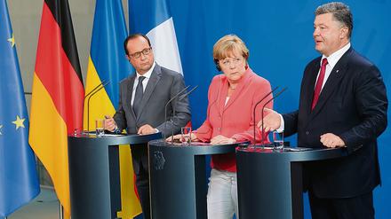Bundeskanzlerin Angela Merkel (CDU) empfängt am 24.08.2015 den französischen Präsidenten Francois Hollande (l) und den ukrainischen Präsidenten Petro Poroschenko in Berlin. 