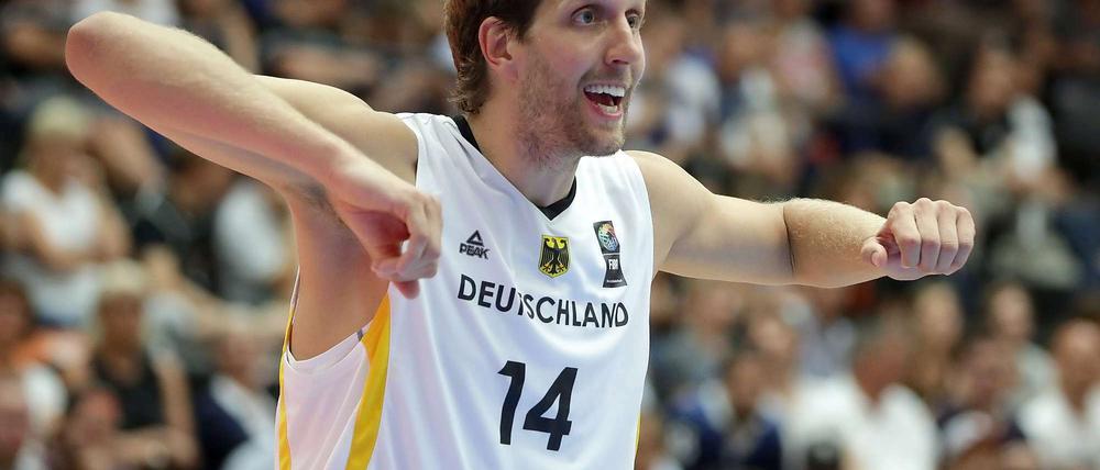 Elf Punkten, zehn Rebounds: Dirk Nowitzki ringt um seine Form.
