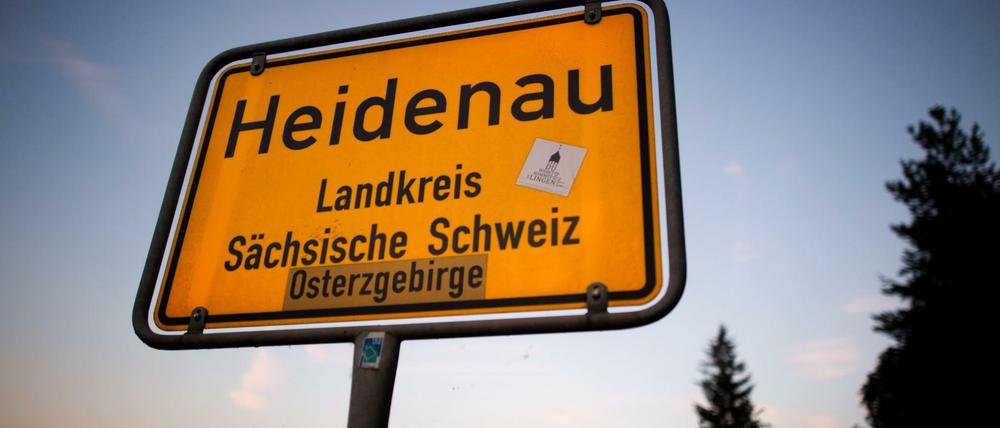 Ein Orteingangsschild der Statdt Heidenau in Sachsen.