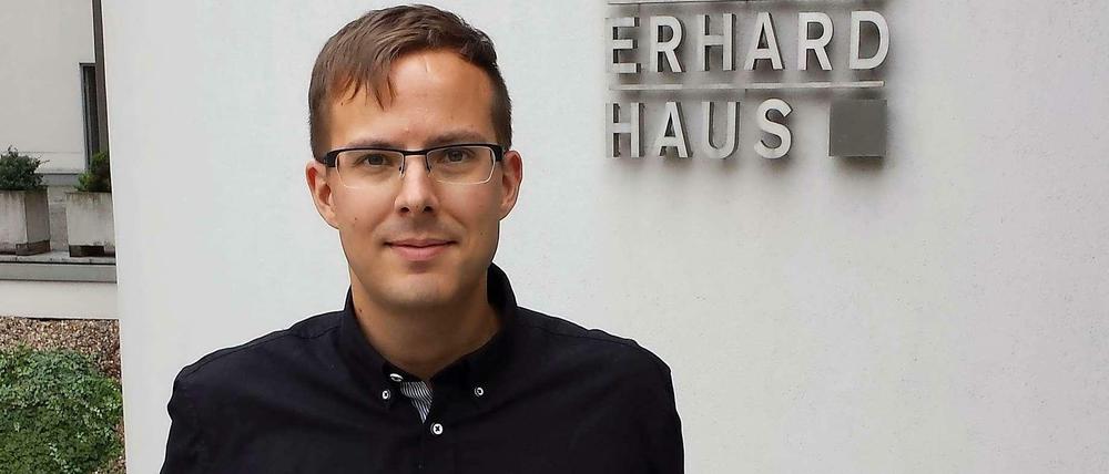 Christoph Hübner (32) vor dem Ludwig Erhard Haus der Berliner IHK.