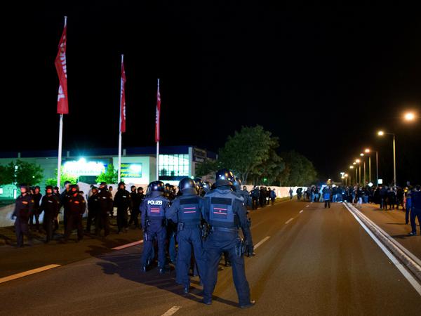Polizei und Antifa in Heidenau am Abend nach den zweitätigen Krawallen von Rechtsextremen vor einer Unterkunft für Flüchtlinge.