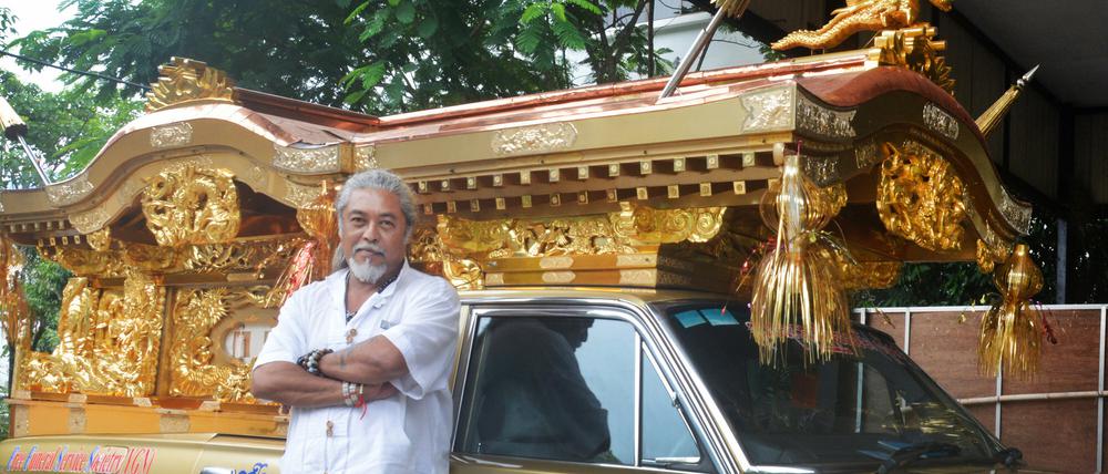 Das Foto vom 15.07.2015 zeigt den Schauspieler Kyaw Thu aus Myanmar vor seinem verzierten Leichenwagen in Rangun. Der bekannteste Schauspieler des südostasiatischen Landes bietet kostenlose Beisetzungen für Arme an. Dafür bekommt er den "Ramon Magsaysay"-Friedenspreis.