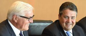 Die SPD-Politiker Frank-Walter Steinmeier (links) und Sigmar Gabriel fordern einen "europäischen Asyl-Kodex".