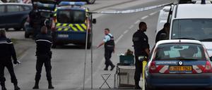 Gendarmen sichern die Straße zum Lager der Sinti und Roma in bei Roye im Norden Frankreichs. Vier Menschen wurden dort erschossen, drei schwer verletzt. Die Hintergründe sind noch unklar.