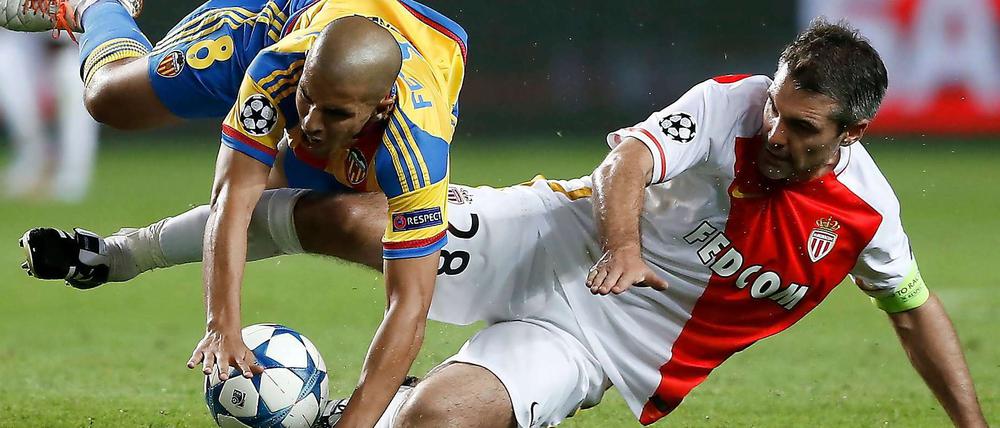 Valencias Sofiane Feghouli (l.) gegen Monacos Jeremy Toulalan.