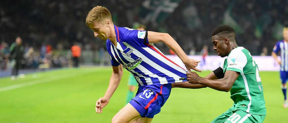 Hiergeblieben. Herthas Jens Hegeler (links) ist in dieser Situation schneller als Ulisses Garcia.