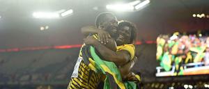 "Der Beschützer des Sports": Usain Bolt umarmt seine Mutter, Jennifer Bolt, nach seinem Sieg über die 100m Laufdistanz.