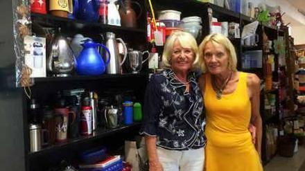 Die Gründerinnen des Sozialkaufhauses, stellvertretend für alle ehrenamtlichen Helfer und Helferinnen des Rumpelbasars: Marion Herzog und Connie Ehlers 