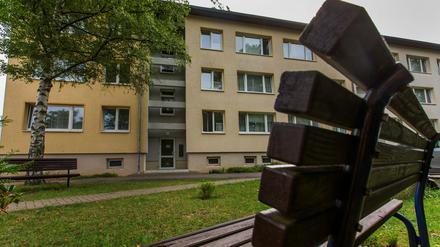  Die Polizei ermittelt gegen zwei Männer, die am Dienstagabend betrunken und mit einem Messer auf den Hof der Flüchtlingsunterkunft eingedrungen waren.