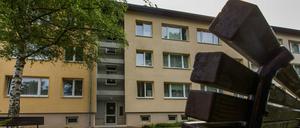 Die Polizei ermittelt gegen zwei Männer, die am Dienstagabend betrunken und mit einem Messer auf den Hof der Flüchtlingsunterkunft eingedrungen waren.