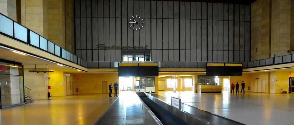 Die frühere Flughafenhalle ist riesig und kann viele Menschen aufnehmen. Angesichts der Flüchtlingszahlen ist dies jetzt geplant.