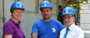 Die Bezirksstadträte Cerstin Richter-Kotowski (links) und Michael Karnetzki (rechts) besichtigen die Baustelle neben dem Arndt-Gymnasium, hier mit dem Polier Christian Thoms