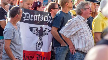 Etwa 1000 Menschen protestieren am Abend des 21.08.2015 in Heidenau (Sachsen) gegen die Unterbringung von Asylbewerbern im ehemaligen Baumarkt "Praktiker". In dem seit 2013 leerstehenden Baumarkt in einem Gewerbegebiet sollen in der Nacht zum Samstag etwa 250 Neuankömmlinge untergebracht werden.
