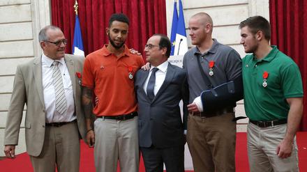 Der Französische Präsident Francois Hollande (M) mit den neuen "Rittern der französischen Ehrenlegion" Chris Norman (l), Anthony Sadler (2 v. l.), Spencer Stone (2 v. r.) und Alek Skarlatos (r)