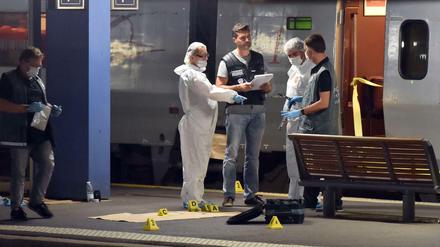 Polizisten arbeiten in Arras auf dem Bahnsteig nach der Schießerei im Schnellzug Thalys.