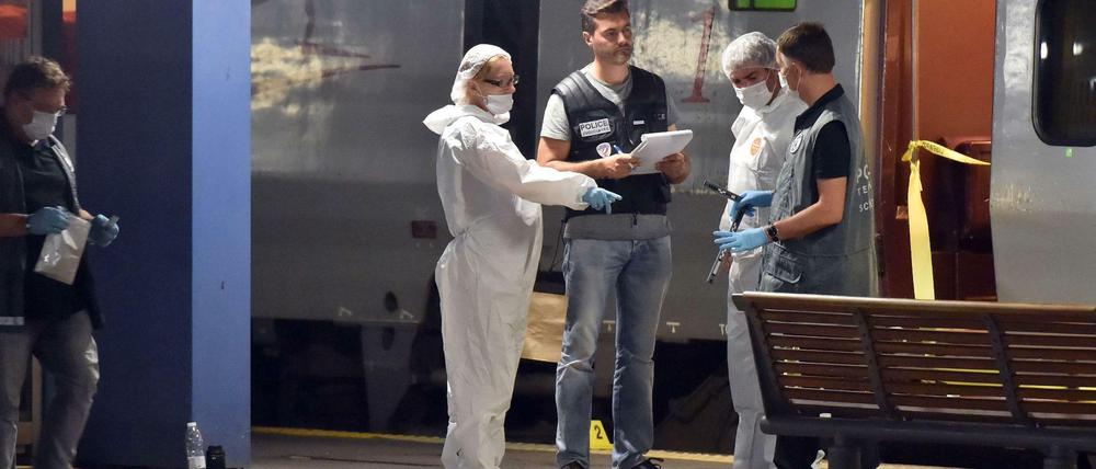 Polizisten arbeiten in Arras auf dem Bahnsteig nach der Schießerei im Schnellzug Thalys.