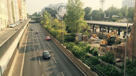 S-Bahnhof Witzleben (Messe Nord/ICC): Tagelang baggerten die Bauarbeiter die Treppen zwischen Bahnsteig und Stadtautobahn ab. Das Foto entstand von der Fußgängerbrücke. 