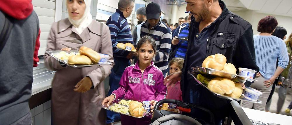 Nur noch satt und sauber? Syrische Flüchtlingsfamilie in der Essenausgabe der baden-württembergischen Erstaufnahmestelle im schwäbischen Meßstetten. 