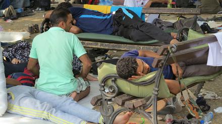 Flüchtlinge warten und campieren am Busbahnhof in Belgrad 