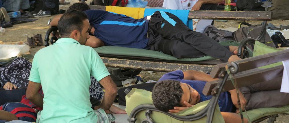 Flüchtlinge warten und campieren am Busbahnhof in Belgrad 