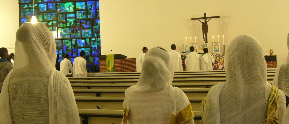 Flüchtlinge Eritrea und kommen aus allen Teilen Berlins und Brandenburg zum Gottesdienst in die Philippus-Kirche