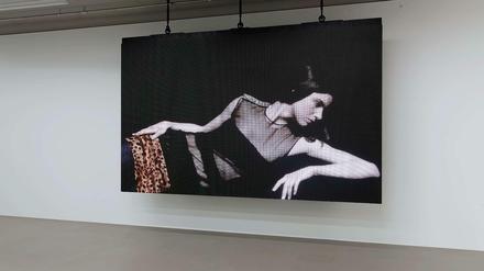 So kann Kunst im Museum aussehen: Ausstellungsansicht aus "Tüchfühlung" im Frankfurter Museum für moderne Kunst.