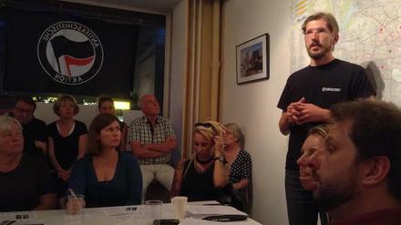 Martin Delius (rechts) spricht mit vielen Interessierten über die Situation der Flüchtlinge im Rathaus Wilmersdorf. 