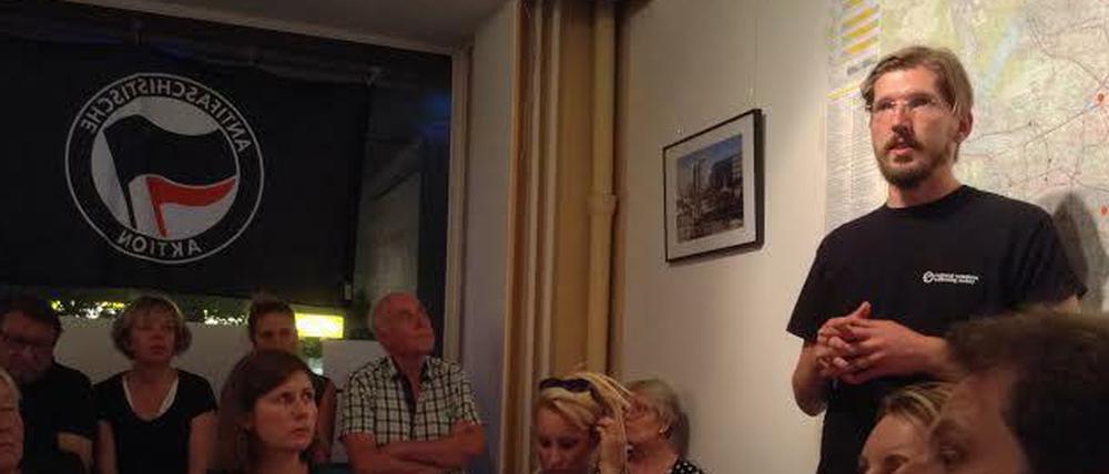Martin Delius (rechts) spricht mit vielen Interessierten über die Situation der Flüchtlinge im Rathaus Wilmersdorf.