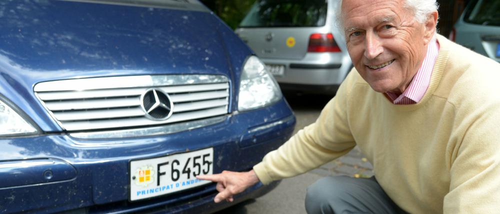 Der Norweger Björn Brandvold posiert am Dienstag vor seinem wiedergefundenen Auto in Hannover. Erst nach drei Wochen hat Brandvold sein in Hannover geparktes Auto mit Hilfe einer Leserin der "Hannoverschen Allgemeinen Zeitung" wiedergefunden.