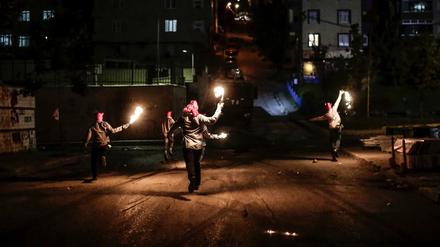 Linksextreme Aktivisten bewerfen Polizisten mit Molotow-Kocktails, als diese eine Demonstration in Istanbul auflösen wollen. Die Türkei ist ein gespaltenes Land.